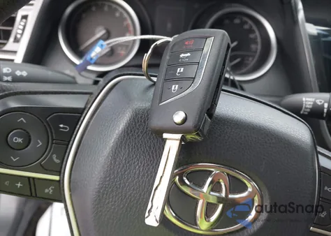 2021 Toyota Camry Le z USA, uszkodzony, nr VIN 4T1C11AKXMU603161